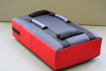 BAY 'Knight' 75x36x21 cm '''KEIN DURCHSCHLAGEN''' -E-X-T-R-A-D-I-C-K- LEDER PU Schlagpolster, Schlagkissen, Pratze Pratzen Bodyshield Kickboxen Thaiboxen Muay Thai schwarz/rot