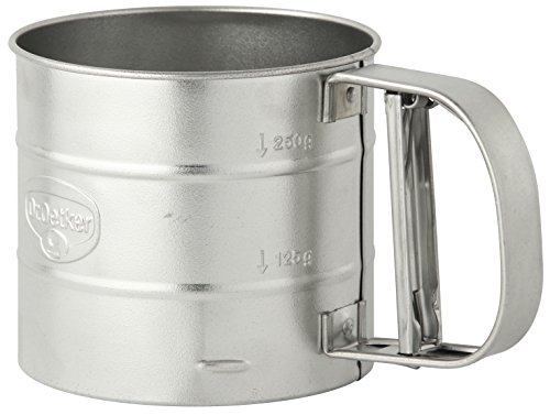 Dr. Oetker Einhand-Mehlsieb Ø10,5, zum gleichmäßigen und feinen Bemehlen und Bestreuen, sichere Einhand-Bedienung, 350g Füllvolumen, einfache Handhabung, (Farbe: silber), Menge: 1 Stück