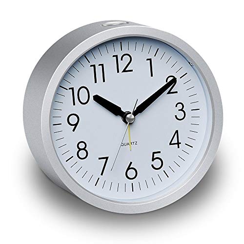 DreamSky Analog Quarzwecker, Schönes Design Wecker mit Nachtlicht, 4 Zoll großes Zifferblatt, Snooze, Lauter ansteigender Alarm, Kein Ticken, Geräuschlos, Batteriebetrieben Tischuhr (Silber)