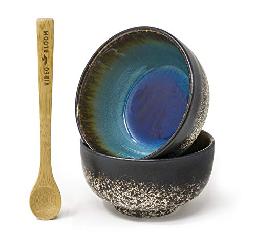 Grüner Tee Matcha Pulver Set - 50g Vireo Bloom Zeremoniellen Kit mit Bambus Anwendungsbereich, Löffel, Schneebesen mit Halter, Matcha Servierschüssel Chawan ('Erdbeergeschmack' Set 2 Schüssel)