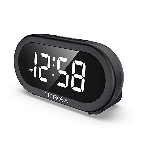 TITIROBA LED Digitaler Wecker mit 5 Optionaler Töne, USB-Anschluss, Große Ziffern Display, Full Range Helligkeit Dimmer und Lautstärke Regelbar, Snooze 12/24HR Tischuhr Schlafzimmer-Uhr für die Ältere...