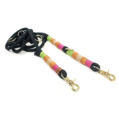 Schwarze Hundeleine mit goldenen Scherenkarabinern, mehrfach verstellbar für eine flexible Nutzung als Umhängeleine, Schulterleine oder Führleine (Baumwolle, Paracord & Leder)