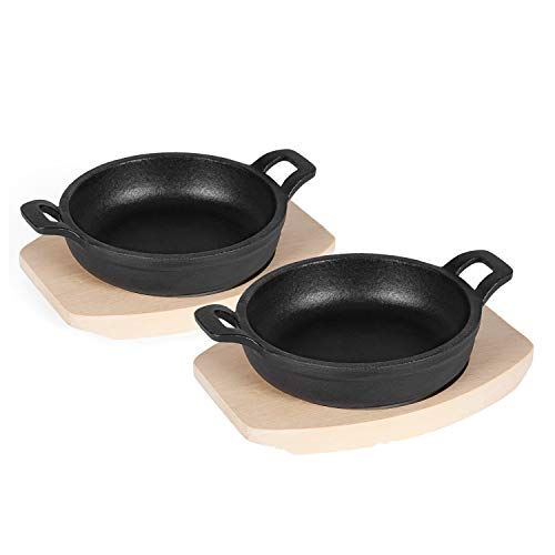 Rustler RS-5906 Gusseisen Pfannen Set mit Holzbrettern zum Servieren, Gusseisenpfanne mit praktischen Griffen, Durchmesser: 12 cm, Eisenpfanne für Grill, Ofen, Feuer und Herd geeignet, Schwarz
