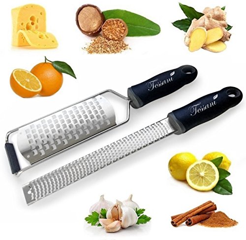 Tessani Zester und Reibe Set (2er Pack) aus Edelstahl, messerscharf, ergonomische Handgriffe, Das perfekte Küchen-Geschenk (inklusive Reinigungsbürste und Schutzhülle)