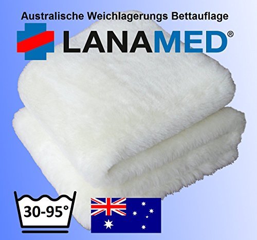 LANAMED M 65 x 100 cm – Australische Antidekubitus Bettauflage aus ultra-dichter Schurwolle mit einer Wollhöhe von ca. 3 cm. Mit 1900 g Schurwolle (Obermaterial) pro m² etwa 50% mehr Wolle als ein Lammfell. Bei 30-95° C maschinenwaschbar und trocknergeeignet. Druckentlastend, scherkraftreduzierend, atmungsaktiv und temperatur-ausgleichend. Zur punktuellen Druckentlastung von der Schulter bis zur Hüfte. LANAMED M ca. 65 x 100 cm.