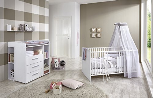 Babyzimmer / Babymöbel komplett Set KIM 6 in Weiß, Set mit Babybett, Lattenrost, Wickelkommode mit Wickelaufsatz und 2 Unterbauregalen sowie Wandregal, Made in Germany