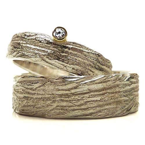 Einzigartige Trauringe in Silber mit Diamant in Goldfassung, individuell strukturiert - handgefertigt by SILVERLOUNGE