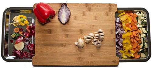 naturlik Schneidebrett aus hochwertigem Holz (Bambus) | 2 ausziehbare Laden aus Edelstahl für mehr Platz zum Schneiden | Praktische Küchenhilfe: Reste nach links - geschnittenes nach rechts | Schönes Design | Ideale Größe: 38x29x3cm