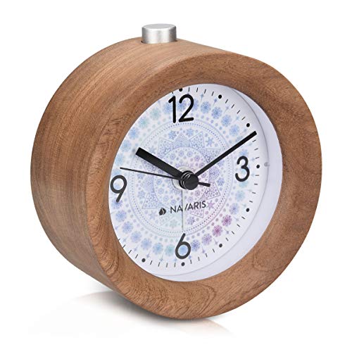 Navaris Analog Holz Wecker mit Snooze - Retro Uhr Rund mit Design Ziffernblatt Alarm Licht - Leise Tischuhr Ohne Ticken - Naturholz in Dunkelbraun