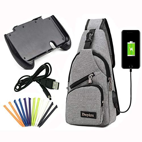 Akiimy 4-in-1 Umhängetasche, Schultertasche und Handgriff für Gamepad Controller aus Kunststoff, inklusive 12-er 3DS XL Stylus Pack + USB-Ladekabel für Nintendo 3DS LL/New 3DS XL
