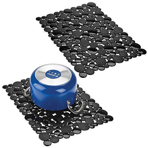 mDesign 2er-Set Spülbeckenmatte zum Zuschneiden – große Matte für die Küche – zuschneidbare Spülbeckeneinlage aus PVC für Geschirr und Becken – in Steinoptik – schwarz