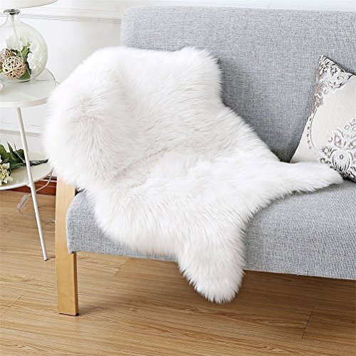 Faux Lammfell Schaffell Teppich (60 x 90 cm) Lammfellimitat Teppich Longhair Fell Optik Nachahmung Wolle Bettvorleger Sofa Matte (Weiß, 60 x 90 cm)