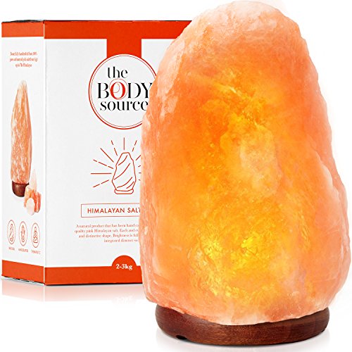 The Body Source Himalaya-Salzlampe mit Dimmerschalter – Reines Naturprodukt – Handgefertigt auf Holzständer. Inkl. 2 X 15 Watt Glühbirnen und Geschenkbox