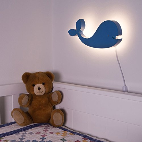 Das Wandlicht Eddy ist eine Wandlampe / Wandleuchte fürs Kinderzimmer in Form eines blauen Wals mit warmweißer LED Hinterleuchtung (Korona Effekt)