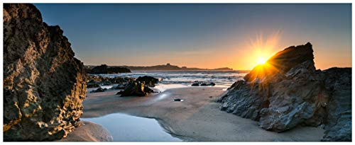 Wallario Glasbild Sonnenuntergang hinter Einem Felsen am Strand - 50 x 125 cm in Premium-Qualität: Brillante Farben, freischwebende Optik