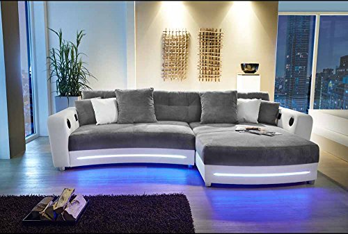 lifestyle4living Ecksofa in Weiß (Kunstleder) und Grau (Microfaser) inkl. Multimediapaket | Sofa hat 6 Kissen | Funktionssofa mit LED-Beleuchtung
