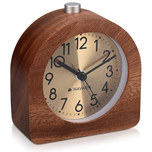 Navaris Analog Holz Wecker mit Snooze - Retro Uhr Halbrund mit Ziffernblatt Gold Alarm Licht - Leise Tischuhr ohne Ticken - Naturholz in Dunkelbraun
