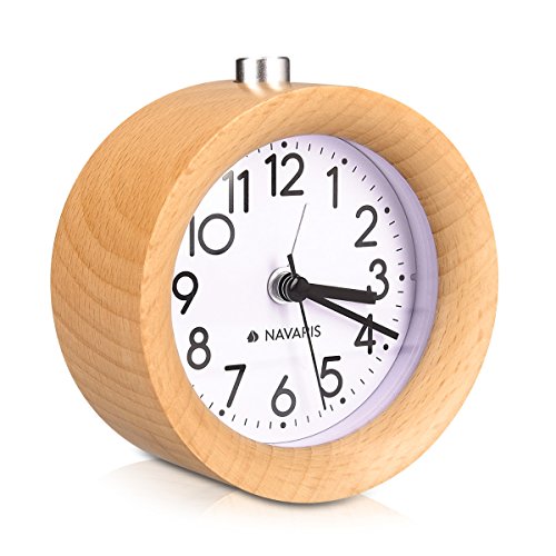 Navaris Analog Holz Wecker mit Snooze - Retro Uhr mit Ziffernblatt Alarm Licht - Leise Vintage Wood Tischuhr ohne Ticken - Naturholz in Hellbraun