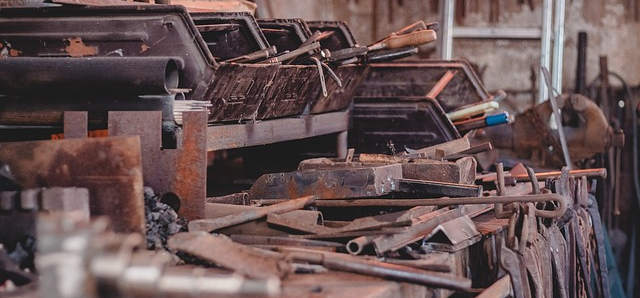 Ein unordentliche Werkstatt mit alten Werkzeugen.