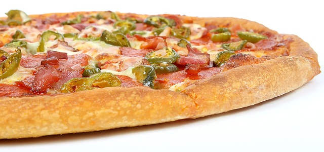 Eine schön knusprige Pizza mit Salami,, Käse, grünen Peparoni.